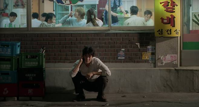 '봄날은 간다'에서 술집 앞의 상우. / 사진. © 넷플릭스