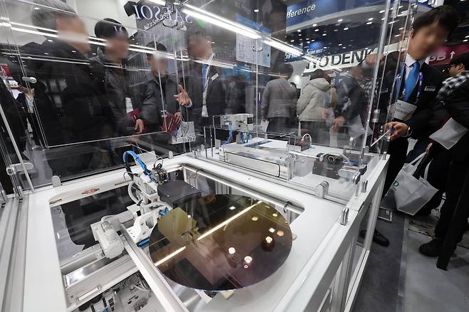 서울 삼성동 코엑스에서 열린 '세미콘 코리아 2026'에서 관람객들이 부스를 돌아보고 있다. 연합뉴스