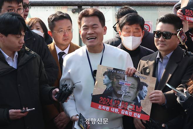 이재명 대통령과 김현지 청와대제1부속실장에 대한 허위 사실을 유포한 혐의로 고발된 한국사 강사 출신 보수 유튜버 전한길 씨가 12일 서울시 동작구 노량진로 동작경찰서로 피의자 신분 첫 소환 조사에 출석하기 전 입장을 밝히고 있다. 성동훈 기자