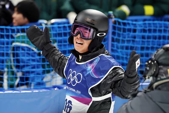 Snowboarder Lee Chae-un celebrates after completing his third run in the men’s halfpipe final at the 2026 Milan-Cortina Winter Olympics at the Livigno Snow Park in Italy on Feb. 13. [NEWS1]
