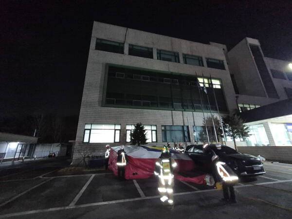 4일 오후 안성경찰서 옥상에서 소동을 벌이던 민원인을 구조하기 위해 안성소방서 대원들이 건물 아래에 에어매트를 설치하고 상황을 주시하고 있다. 안성소방서 제공