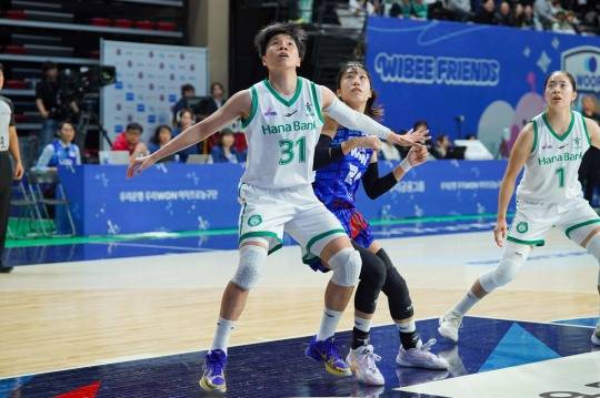 리바운드 다투는 하나은행 진안(31번). 사진[연합뉴스]