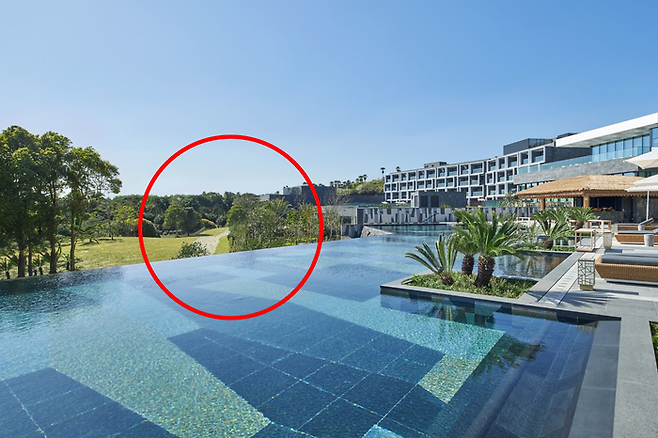 외부인이 진입할 수 있는 산책길과 호텔 수영장 모습 / 사진=JW 메리어트 제주