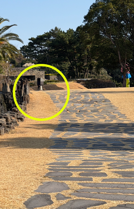 외부 산책로에서 호텔로 진입하는 사람들 / 사진=권효정 여행+ 기자