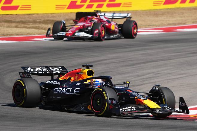 2025년 10월 19일 텍사스 오스틴에서 열린 포뮬러 원 미국 그랑프리 자동차 경주에서 네덜란드의 레드불 드라이버 맥스 베르스타펜의 뒤를 모나코의 페라리 드라이버 찰스 르클레르가 추격하고 있다. AP연합뉴스