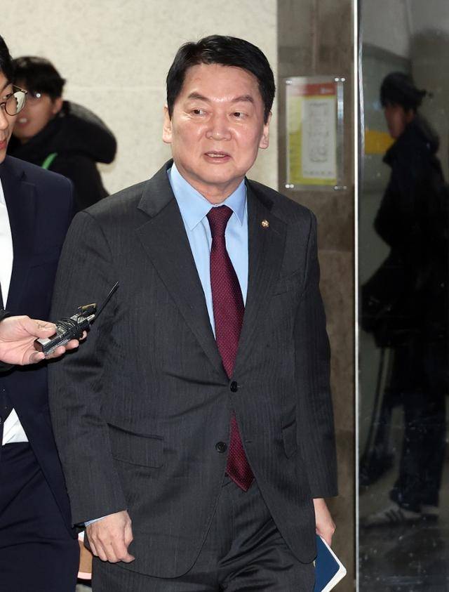 안철수 국민의힘 의원이 2월 9일 ‘여신전문금융업법 일부개정법률안’을 대표 발의했다. 사진은 안철수 의원이 1월 20일 서울 영등포구 국회 의원회관에서 열린 초재선 모임 ‘대안과미래’ 간담회에 참석하기 위해 입장하는 모습. (연합뉴스)