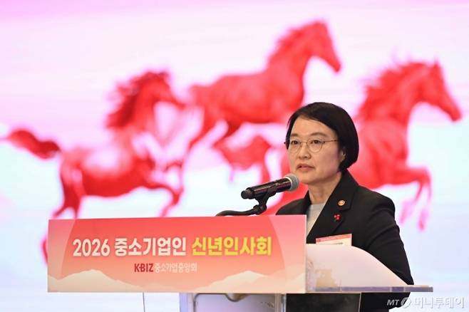 [서울=뉴시스] 고승민 기자 = 한성숙 중소벤처기업부 장관이 13일 오후 서울 여의도 중소기업중앙회에서 열린 2026년도 중소기업인 신년인사회에서 덕담을 하고 있다. (공동취재) 2026.01.13. photo@newsis.com