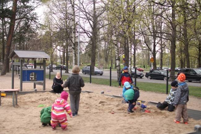 핀란드 헬싱키의 한 놀이터. 헬싱키 도심에선 숲과 어우러진 놀이터를 쉽게 찾을 수 있다. /사진=김평화 기자