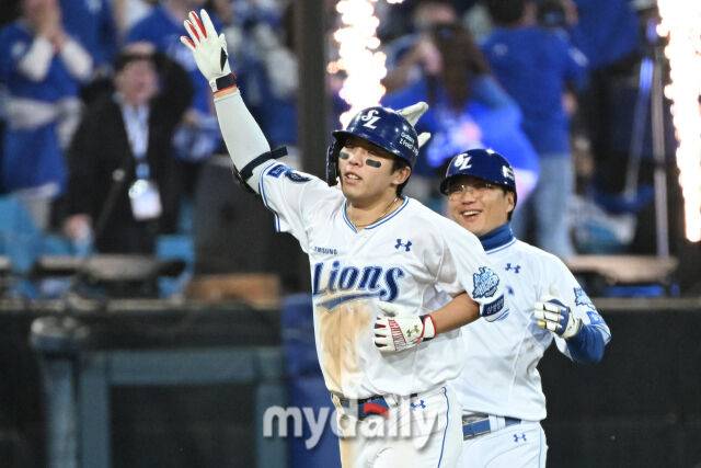 22일 대구 삼성라이온즈파크에서 열린 '2025 신한 SOL BANK KBO 포스트 시즌' 삼성 라이온즈와 한화 이글스 플레이오프(PO) 4차전 경기. 삼성 김영웅이 7회말 1사 1-2루에 역전 3점 홈런을 친 후 기뻐하고 있다. 김영웅은 앞선 타석에서 동점 3점 홈런을 기록했다./마이데일리