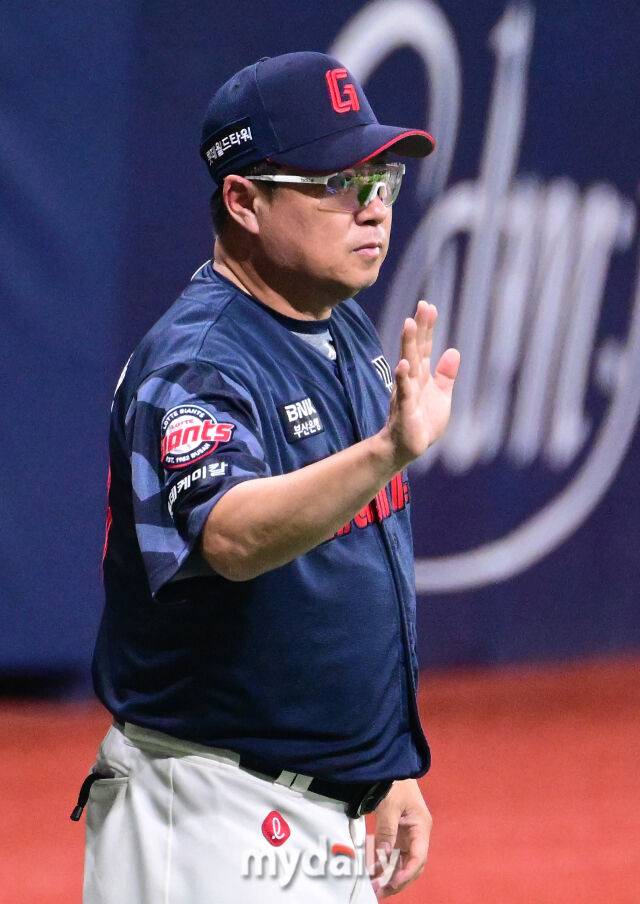 2025년 7월 24일 오후 서울 고척스카이돔에서 열린 '2025 신한 SOL뱅크 KBO 리그' 롯데 자이언츠와 키움 히어로즈의 경기. 롯데 김태형 감독이 4-0으로 승리한 뒤 기뻐하고 있다./마이데일리