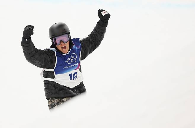 14일 이탈리아 리비뇨 스노파크에서 열린 2026 밀라노-코르티나 동계올림픽 스노보드 남자 하프파이프 결선에서 이채운이 3차시기를 성공적으로 마치고 기뻐하고 있다. [연합]