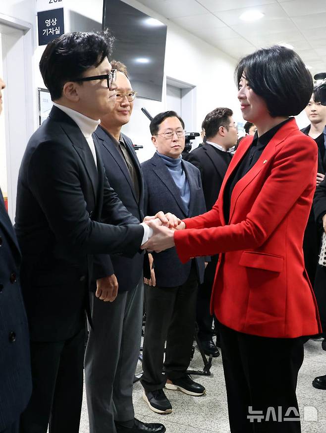 [서울=뉴시스] 조성봉 기자 = 배현진 국민의힘 의원이 13일 오후 서울 여의도 국회 소통관에서 기자회견을 열고, 자신에 대한 국힘 윤리위의 '당원권 정지 1년'에 대해 입장 발표를 앞두고 한동훈 전 국민의힘 대표에게 격려를 받고 있다. 2026.02.13. suncho21@newsis.com