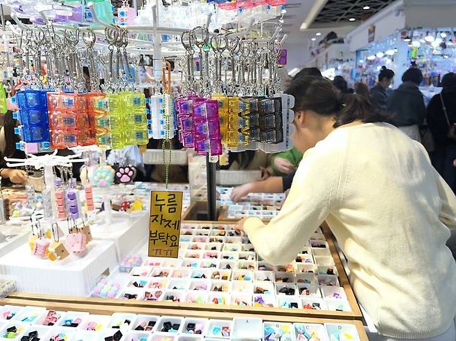 [서울=뉴시스]정우영 인턴기자 = DIY가 가능한 키캡 키링에 '누름 자제 부탁'이라는 요청이 적혀 있다. 2026.2.12.  *재판매 및 DB 금지