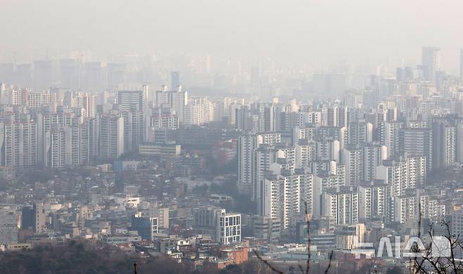 [서울=뉴시스] 배훈식 기자 = 이재명 대통령의 연이은 고강도 부동산 메시지에 서울 강남3구 등에서 급매물이 늘어난 5일 오후 서울 용산구 남산 전망대에서 바라본 서울 도심 아파트가 희뿌연 대기에 갖혀 있다.  한국보동산원이 이날 발표한 2월 첫째 주(2일 기준) 주간 아파트 가격 동향은 따르면 서울 아파트 평균 매매가격은 0.27% 상승해 52주째 상승했으나 전 주(0.31%)보다 오름 폭이 축소됐다. 2026.02.05. dahora83@newsis.com