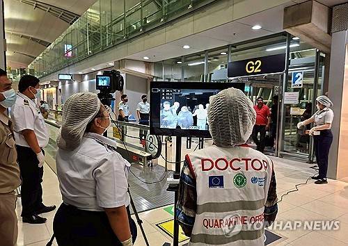 태국 공항서 니파바이러스 감염 여부 관찰하는 보건당국 [EPA 연합뉴스 자료사진. 재판매 및 DB 금지]