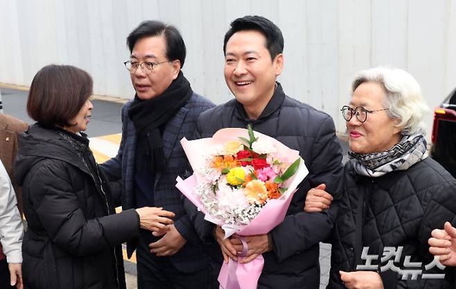국민의힘 장동혁 대표와 송언석 원내대표가 13일 오전 서울 중구 중림종합사회복지관에서 설맞이 봉사활동을 하기 위해 이동하며 지지자들과 인사를 하고 있다. 황진환 기자