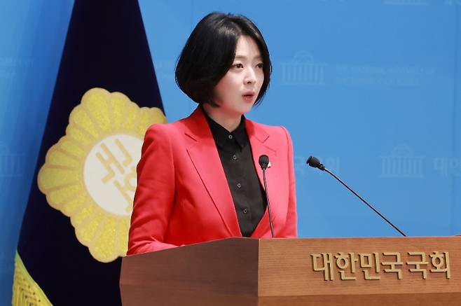 윤리위 결정 관련 입장 밝히는 배현진 의원 (서울=연합뉴스) 신현우 기자 = 국민의힘 배현진 의원이 13일 국회 소통관에서 당 중앙윤리위원회가 배 의원에 대해 당원권 정지 1년 처분을 내린 것과 관련해 기자회견을 하고 있다. 2026.2.13 nowwego@yna.co.kr (끝) <저작권자(c) 연합뉴스, 무단 전재-재배포, AI 학습 및 활용 금지> 연합뉴스