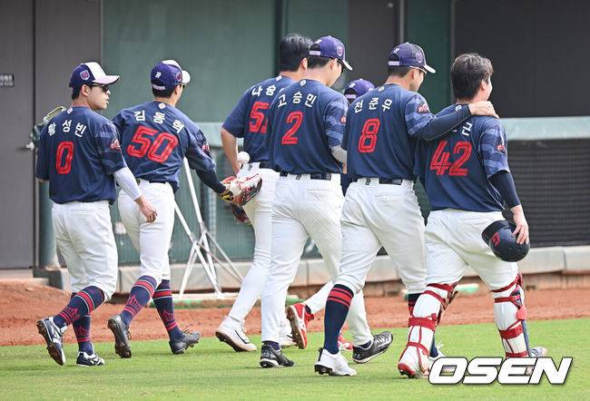 [OSEN=타이난(대만) , 이석우 기자] 프로야구 롯데 자이언츠가 2일(한국시간) 대만 타이난 아시아-태평양 국제야구센터에 스프링캠프를 차리고 구슬땀을 흘렸다. 김태형 감독 등&nbsp;코치진과 투수&nbsp;20명,&nbsp;포수&nbsp;5명,&nbsp;내야수&nbsp;9명,&nbsp;외야수&nbsp;7명 등 총&nbsp;41명의 선수단이 1월 20일까지 1차 캠프에서 체력 강화와 기술 훈련을 치른 뒤 21일부터 3월 5일까지 일본 미야자키로 옮겨 2차 캠프에서 구춘리그에 참가해 실전 감각을 점검한다. 2026.02.02 / foto0307@osen.co.kr