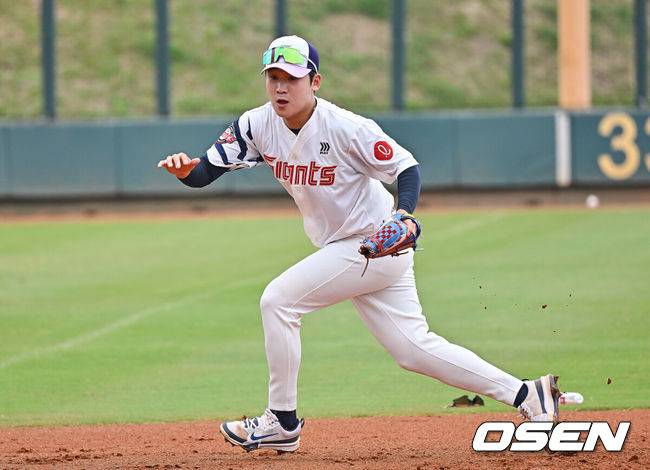 [OSEN=타이난(대만) , 이석우 기자] 프로야구 롯데 자이언츠가 1일(한국시간) 대만 타이난 아시아-태평양 국제야구센터에 스프링캠프를 차리고 구슬땀을 흘렸다.김태형 감독 등&nbsp;코치진과 투수&nbsp;20명,&nbsp;포수&nbsp;5명,&nbsp;내야수&nbsp;9명,&nbsp;외야수&nbsp;7명 등 총&nbsp;41명의 선수단이 1월 20일까지 1차 캠프에서 체력 강화와 기술 훈련을 치른 뒤 21일부터 3월 5일까지 일본 미야자키로 옮겨 2차 캠프에서 구춘리그에 참가해 실전 감각을 점검한다.롯데 김세민이 3루 수비훈련을 하고 있다. 2026.02.01 / foto0307@osen.co.kr