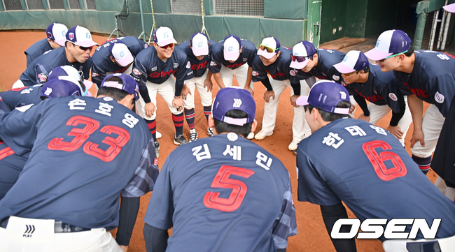 [OSEN=타이난(대만) , 이석우 기자] 프로야구 롯데 자이언츠가 2일(한국시간) 대만 타이난 아시아-태평양 국제야구센터에 스프링캠프를 차리고 구슬땀을 흘렸다.김태형 감독 등 코치진과 투수 20명, 포수 5명, 내야수 9명, 외야수 7명 등 총 41명의 선수단이 1월 20일까지 1차 캠프에서 체력 강화와 기술 훈련을 치른 뒤 21일부터 3월 5일까지 일본 미야자키로 옮겨 2차 캠프에서 구춘리그에 참가해 실전 감각을 점검한다.롯데 선수들이 훈련 시작전 구호를 외치고 있다. 2026.02.02 / foto0307@osen.co.kr