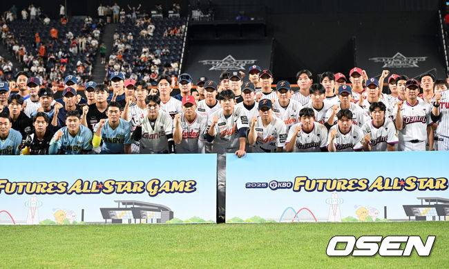 [OSEN=대전, 이대선 기자] SSG, 한화 팬들은 행복했다. 구단의 미래 최윤석(SSG), 한지윤(한화)의 활약을 등에 업은 북부리그 올스타가 퓨처스리그 올스타전 승자로 우뚝 섰다.&nbsp;이대진 감독이 이끄는 북부리그 올스타(한화 이글스, SSG 랜더스, LG 트윈스, 두산 베어스, 고양 히어로즈)는 11일 대전 한화생명볼파크에서 개최된 2025 KBO 퓨처스 올스타전에서 박치왕 감독이 지휘하는 남부리그 올스타(상무, KT 위즈, 삼성 라이온즈, NC 다이노스, 롯데 자이언츠, KIA 타이거즈)를 4-2로 제압했다.&nbsp;북부리그 올스타는 지난해 5-9 패배를 설욕하고 2023년 이후 2년 만에 올스타전 승리를 맛봤다.&nbsp;퓨처스 올스타 선수들이 기념 촬영을 하고 있다. 2025.07.11 /sunday@osen.co.kr