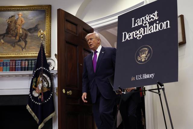 ▲12일(현지시간) 도널드 트럼프 미국 대통령이 워싱턴DC 백악관 루즈벨트룸에 기자회견을 위해 들어서고 있다. ⓒEPA=연합뉴스