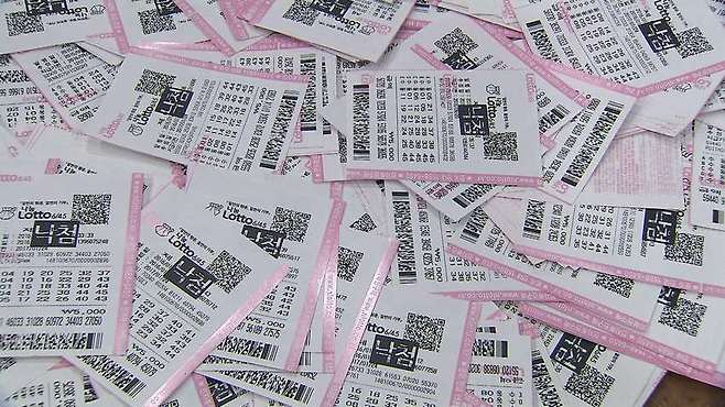 ** 로또 모바일 판매 전격 시행, 편리함 vs 판매점주들의 한숨 😥

**