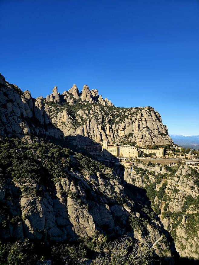 몬세라트와 수도원 전경.