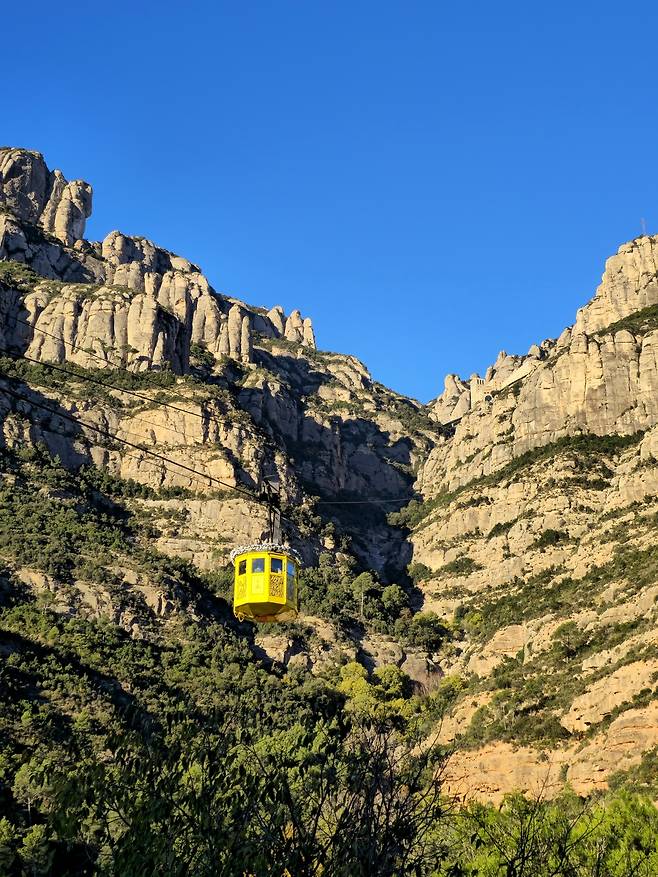 아에리 드 몬세라트 역에서 타는 케이블카.