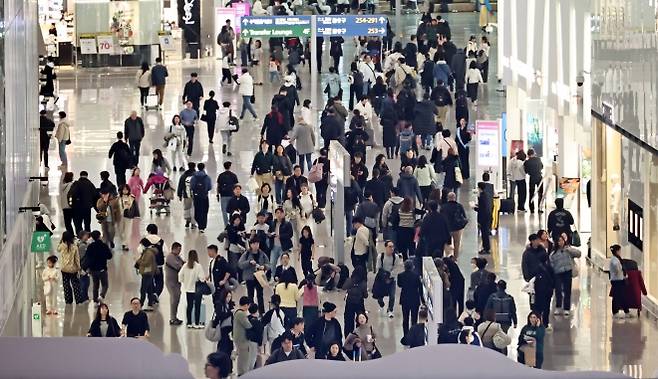설 연휴를 앞둔 13일 인천국제공항 제2여객터미널 출국장 내 면세구역에서 공항이용객들이 이동하고 있다. 연합뉴스
