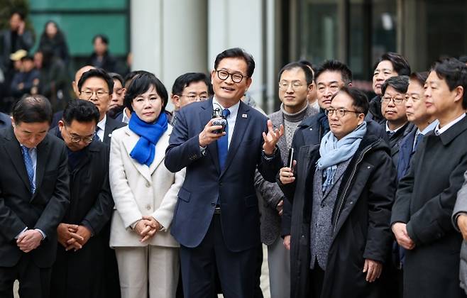 송영길 소나무당 대표가 13일 서초구 서울고등법원에서 열린 2심 선고 공판에서 무죄를 선고 받은 뒤 더불어민주당 의원들과 법원 청사 앞에 서서 입장을 밝히고 있다. 연합뉴스