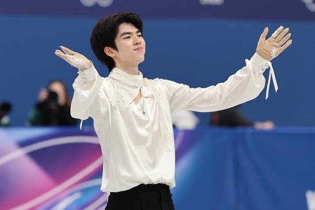 차준환이 14일(한국 시간) 이탈리아 밀라노 아이스스케이팅 아레나에서 열린 2026 밀라노ㆍ코르티나담페초 동계올림픽 남자 싱글 프리 스케이팅 연기를 마친 뒤 관중에 인사하고 있다. 연합뉴스