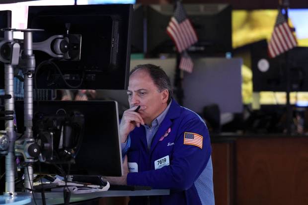 13일(현지 시간) 미국 뉴욕증권거래소(NYSE)에서 한 거래 중개인이 심각한 표정으로 모니터를 바라보고 있다. AFP연합뉴스