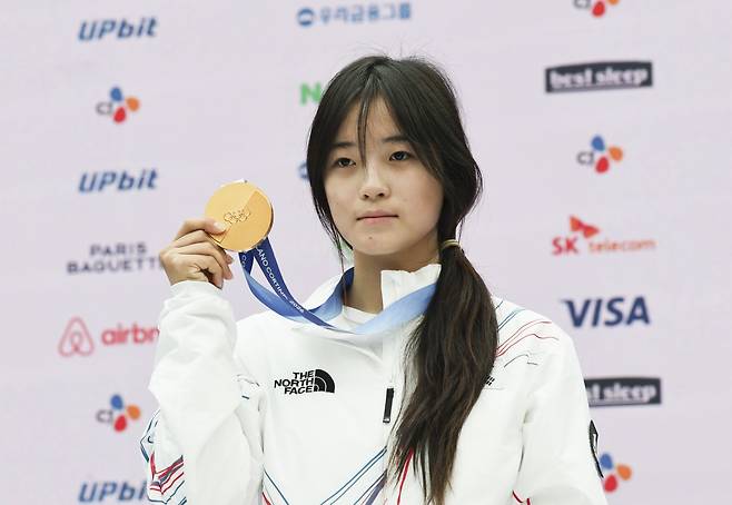 스노보드 여자 하프파이프 금메달리스트&nbsp;최가온이 14일(한국시간) 밀라노 코리아하우스에서 열린 기자회견을 마친 뒤 금메달을 들어 보이고 있다. 밀라노ㅣ뉴시스