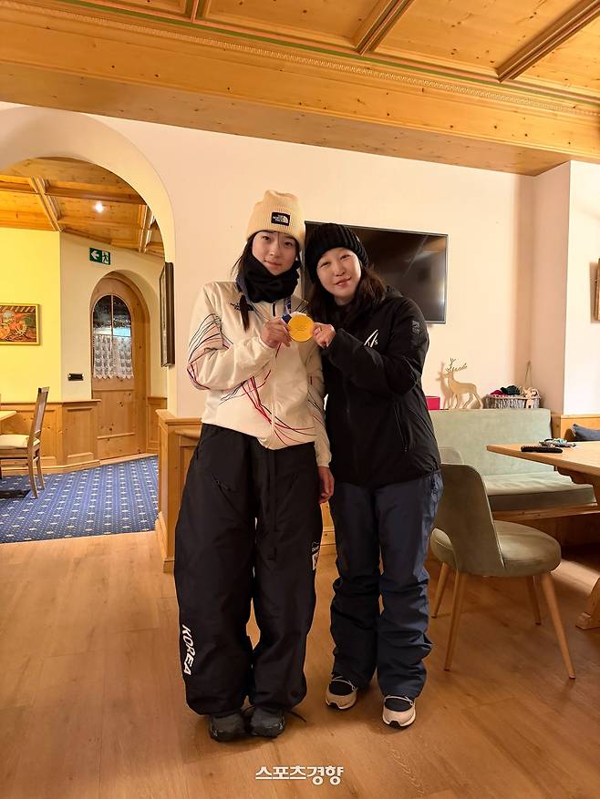 박희진 TD(오른쪽)이 한국 설상 역사상 첫 금메달을 딴 스노보드 하프파이프의 최가온과 기념촬영을 하고 있다. 본인 제공