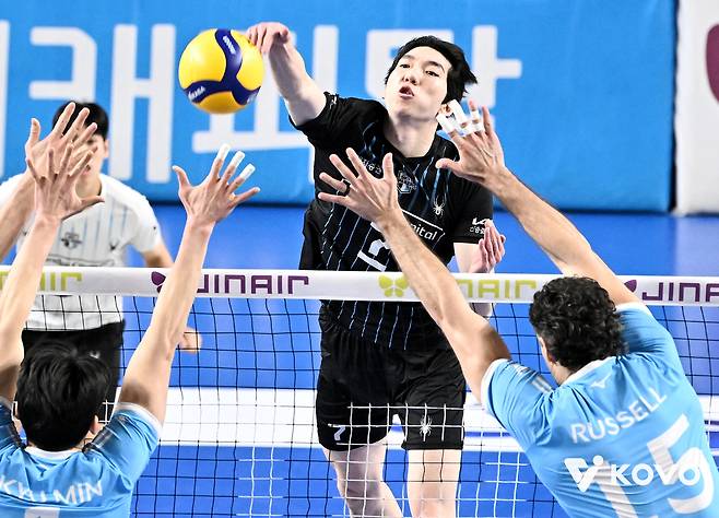 현대캐피탈 허수봉이 14일 천안 대한항공전 상대 블로킹 위로 스파이크를 때리고 있다. KOVO 제공