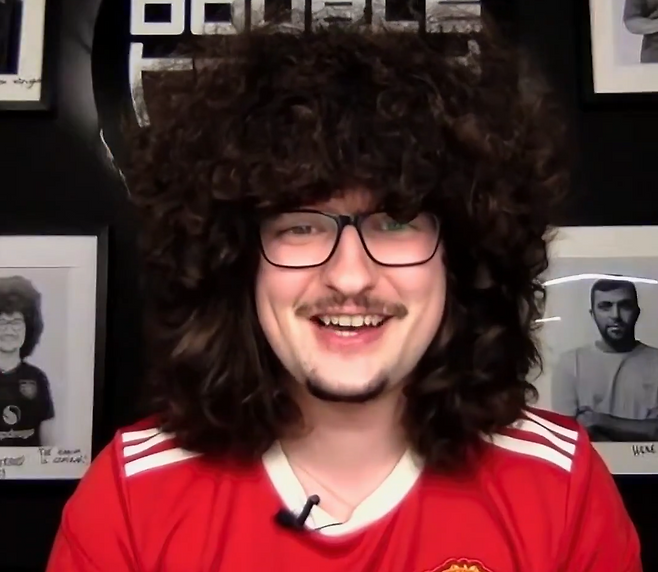 프랭크 일렛이 더선과 인터뷰하는 장면. 더선