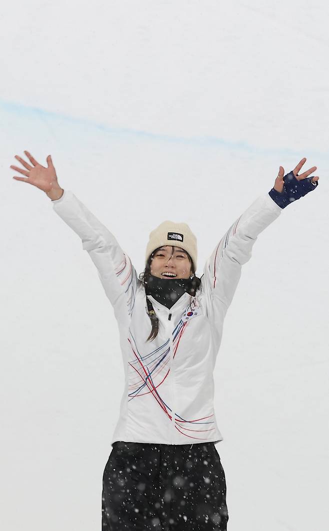 ▲ 한국 여자 스노보드 국가대표 최가온이 한국시간으로 13일 이탈리아 리비뇨 스노파크에서 열린 2026 밀라노-코르티나 동계올림픽 스키 스노보드 여자 하프파이프 결선에서&nbsp;우승을 차지한 뒤 두 팔을 번쩍 들어올리고 있다. ⓒ연합뉴스