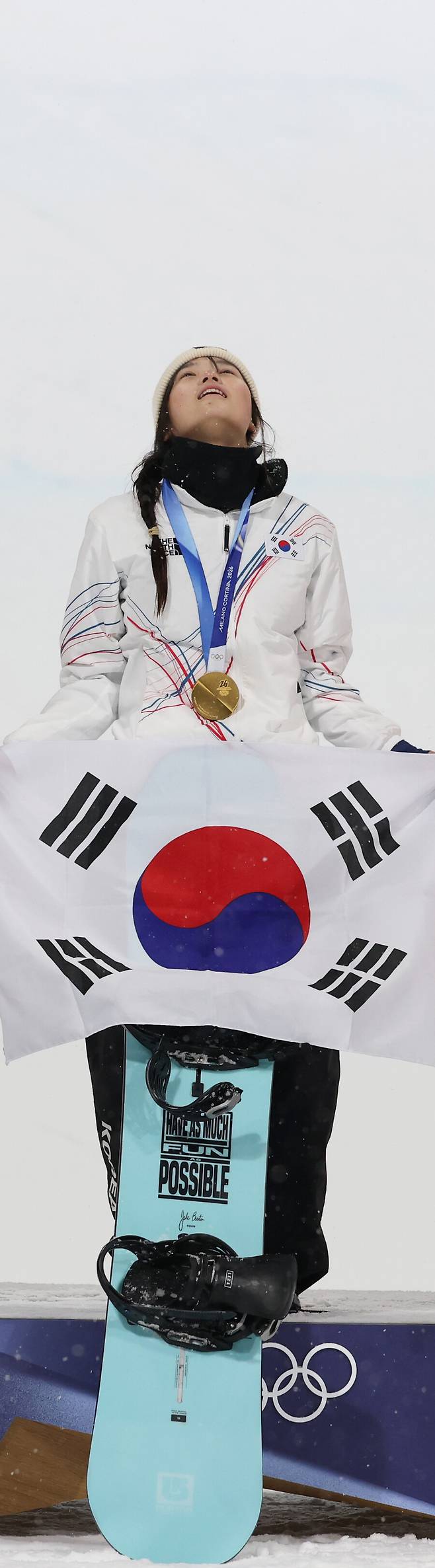 ▲ 한국 여자 스노보드 국가대표 최가온이 한국시간으로 13일 이탈리아 리비뇨 스노파크에서 열린 2026 밀라노-코르티나 동계올림픽 스키 스노보드 여자 하프파이프 결선에서 금메달을 차지하고 시상대에서 태극기를 펼치며 감격하고 있다. ⓒ연합뉴스