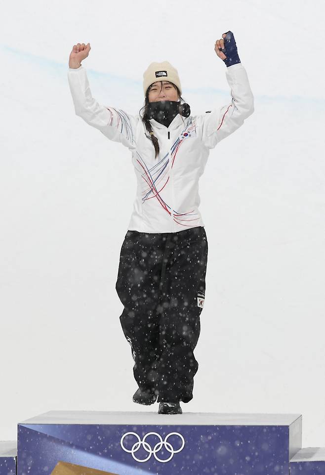 ▲ 한국 여자 스노보드 국가대표 최가온이 한국시간으로 13일 이탈리아 리비뇨 스노파크에서 열린 2026 밀라노-코르티나 동계올림픽 스키 스노보드 여자 하프파이프 결선에서 90.25점을 획득하고 1위에 올랐다. 시상대의 가장 높은 곳에 서고 있는 최가온의 모습이다. ⓒ연합뉴스