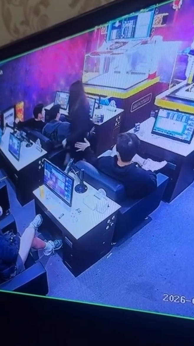 ▲ 롯데 일부 선수들이 대만 전지훈련 도중 도박장으로 보이는 장소에 출입한 사실이 논란이 됐다. 여기에 한 선수는 여직원의 신체에 손을 대는 장면이 포착됐다. 이 문제의 CCTV 화면이 유포된 계기 또한 성추행 논란에 있었다. 롯데는 이를 인정하고 해당 선수 4명을 즉시 귀국시켰다. ⓒ온라인 커뮤니티