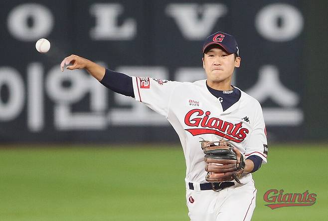 ▲이번 사태로 최소 30경기 이상 징계가 예고되어 있고, 구단의 자숙 기간까지 합치면 전반기에는 전력화가 되기 어려울 것이라는 전망도 설득력이 있다.