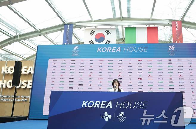 최가온이 14일(현지시간) 이탈리아 밀라노의 빌라 네키 캄필리오에 마련된 코리아하우스에서 기자회견에서 취재진 질문에 답하고 있다. /사진=뉴스1