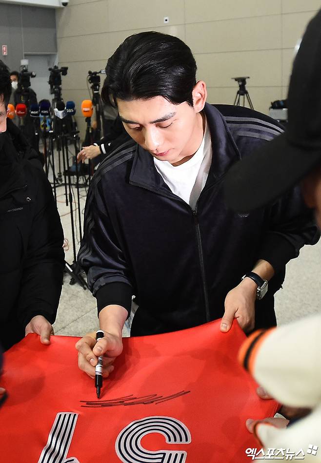 버스터 포지 샌프란시스코 자이언츠 사장이 우익수로 2026시즌을 준비하는 이정후를 향해 큰 기대감을 내비쳤다. 그는 최근 출연한 라디오 프로그램에서 '이정후는 포지션 이동에 대해 정말 프로답게 받아들였다. 그는 상황을 이해하고 있다. 팀을 위한 선수이고, 팀에 가장 도움이 되는 일이 무엇인지 안다. 이정후는 이미 우익수 수비 훈련도 시작했다. 과거에도 그 자리에서 뛴 경험이 있다. 그는 팀을 먼저 생각하는 선수'라고 말했다. 엑스포츠뉴스 DB