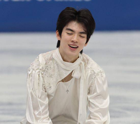 차준환은 14일 이탈리아 밀라노 아이스스케이팅 아레나에서 열린 2026 밀라노·코르티나담페초 동계올림픽 피겨스케이팅 남자 싱글 프리스케이팅에서 기술점수(TES) 95.15점, 예술점수(PCS) 87.04점, 감점 1점으로 합계 181.20점을 받았다. 차준환은 사흘 전 쇼트프로그램에서 얻은 92.72점을 합쳐 총점 273.92점을 기록했다. 차준환의 이번 대회 총점은 지난달 중국 베이징에서 열렸던 2026 국제빙상경기연맹(ISU) 4대륙선수권대회에서 준우승할 때 찍은 종전 시즌 최고점 273.62점을 0.30점 경신한 새로운 시즌 베스트 점수다. 최상위권 선수들이 실수를 연발하면서 차준환은 4위를 차지했다. 동메달리스트인 사토 슌(일본)에 불과 0.98점 뒤졌다. 연합뉴스