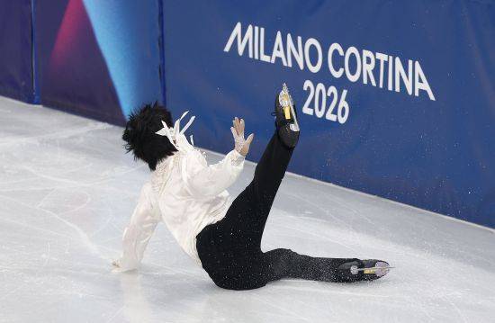 차준환은 14일 이탈리아 밀라노 아이스스케이팅 아레나에서 열린 2026 밀라노·코르티나담페초 동계올림픽 피겨스케이팅 남자 싱글 프리스케이팅에서 기술점수(TES) 95.15점, 예술점수(PCS) 87.04점, 감점 1점으로 합계 181.20점을 받았다. 차준환은 사흘 전 쇼트프로그램에서 얻은 92.72점을 합쳐 총점 273.92점을 기록했다. 차준환의 이번 대회 총점은 지난달 중국 베이징에서 열렸던 2026 국제빙상경기연맹(ISU) 4대륙선수권대회에서 준우승할 때 찍은 종전 시즌 최고점 273.62점을 0.30점 경신한 새로운 시즌 베스트 점수다. 최상위권 선수들이 실수를 연발하면서 차준환은 4위를 차지했다. 동메달리스트인 사토 슌(일본)에 불과 0.98점 뒤졌다. 연합뉴스