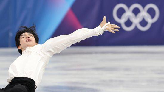 차준환은 14일 이탈리아 밀라노 아이스스케이팅 아레나에서 열린 2026 밀라노·코르티나담페초 동계올림픽 피겨스케이팅 남자 싱글 프리스케이팅에서 기술점수(TES) 95.15점, 예술점수(PCS) 87.04점, 감점 1점으로 합계 181.20점을 받았다. 차준환은 사흘 전 쇼트프로그램에서 얻은 92.72점을 합쳐 총점 273.92점을 기록했다. 차준환의 이번 대회 총점은 지난달 중국 베이징에서 열렸던 2026 국제빙상경기연맹(ISU) 4대륙선수권대회에서 준우승할 때 찍은 종전 시즌 최고점 273.62점을 0.30점 경신한 새로운 시즌 베스트 점수다. 최상위권 선수들이 실수를 연발하면서 차준환은 4위를 차지했다. 동메달리스트인 사토 슌(일본)에 불과 0.98점 뒤졌다. 연합뉴스