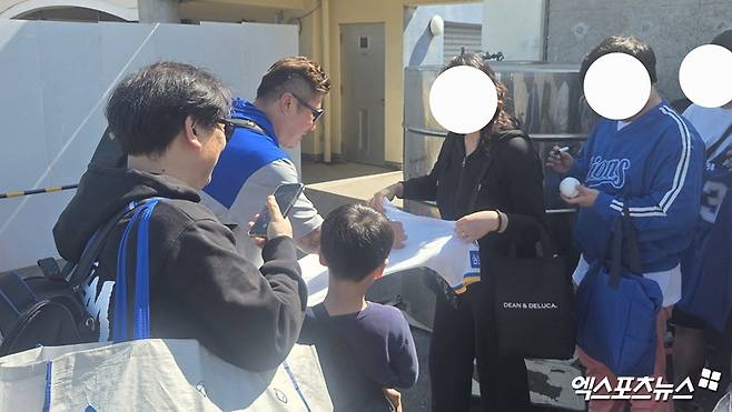 2026시즌 삼성 라이온즈로 돌아온 베테랑 타자 최형우가 14일 일본 오키나와 온나손의 아카마 구장에서 오전 훈련을 마친 뒤 팬들에게 사인을 해주는 모습. 사진 김지수 기자