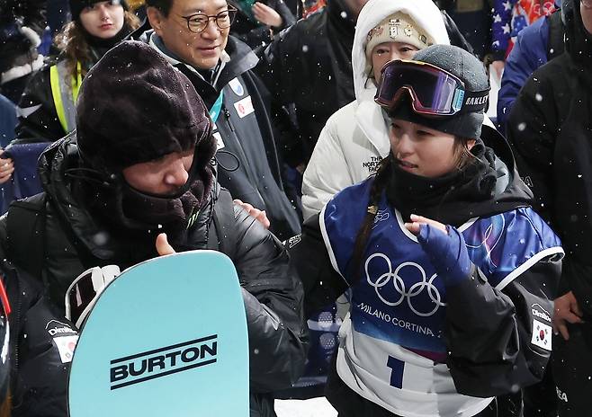 결선 마치고 아버지 최인영씨(왼쪽)와 대화하는 최가온 (리비뇨=연합뉴스) 신준희 기자