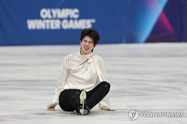 차준환 '아쉽다' (밀라노=연합뉴스) 서대연 기자 = 13일(현지시간) 이탈리아 밀라노 아이스스케이팅 아레나에서 열린 2026 밀라노ㆍ코르티나담페초 동계올림픽 남자 싱글 프리 스케이팅에 출전한 차준환이 연기를 마친 뒤 아쉬워하고 있다. 2026.2.14 dwise@yna.co.kr